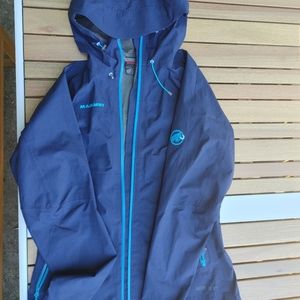Women's Small Mammut rain shell. Navy, waterproof, side vents, 3 zip pockets.